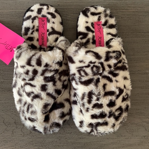 NWT Betsey Johnson Fuzzy Leopard Slippers Small Size 5/6 - Picture 3 of 6